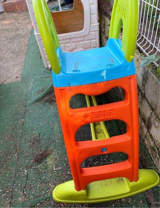 Casa con porteria y canasta y tobogán