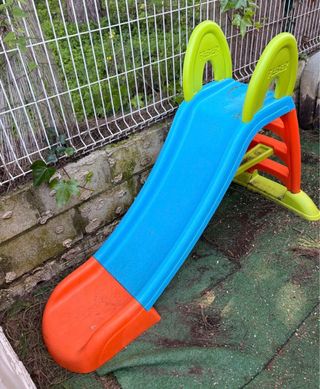 Casa con porteria y canasta y tobogán