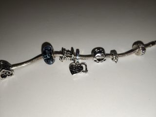 Pulsera Pandora con charms y cadena de seguridad