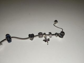 Pulsera Pandora con charms y cadena de seguridad