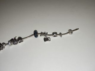 Pulsera Pandora con charms y cadena de seguridad