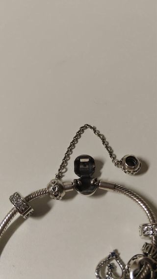 Pulsera Pandora con charms y cadena de seguridad