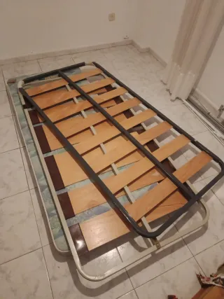 Base de cama metálica y madera