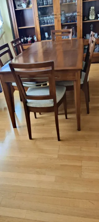 Mesa de comedor de madera