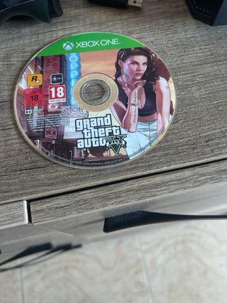 Xbox One con 2 mandos y juego Grand Theft Auto V