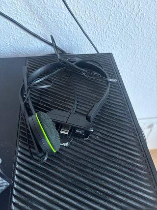 Xbox One con 2 mandos y juego Grand Theft Auto V