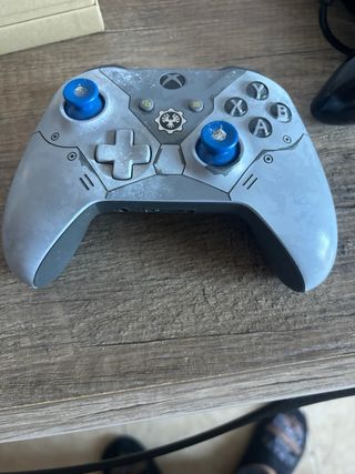 Xbox One con 2 mandos y juego Grand Theft Auto V