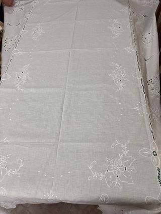 Tovaglia e tovaglioli ricamati misto lino