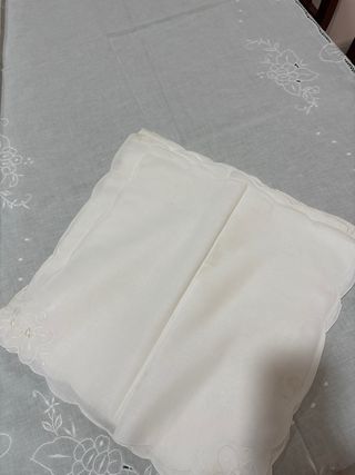 Tovaglia e tovaglioli ricamati misto lino