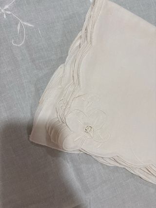 Tovaglia e tovaglioli ricamati misto lino