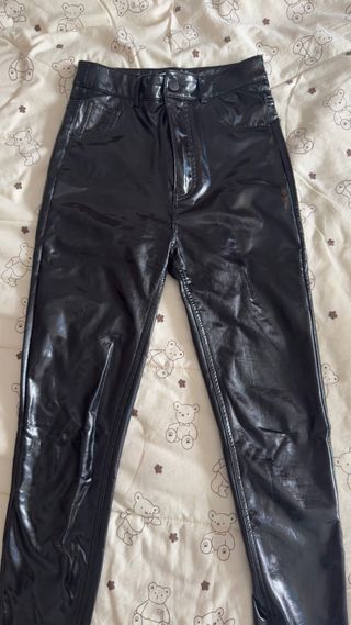 Pantalón polipiel efecto cuero negro