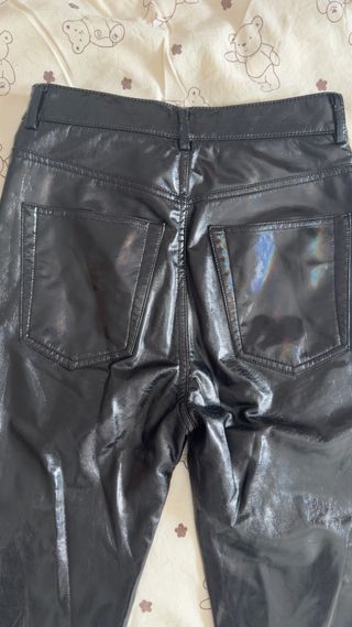 Pantalón polipiel efecto cuero negro