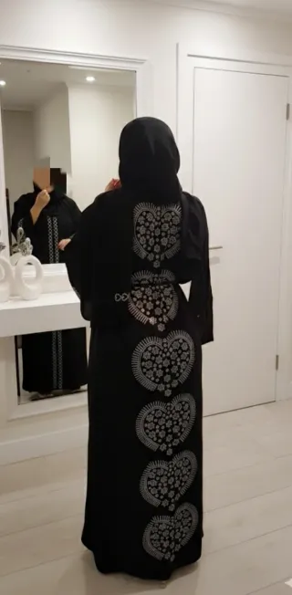 Abaya negra con foulard y cinturón