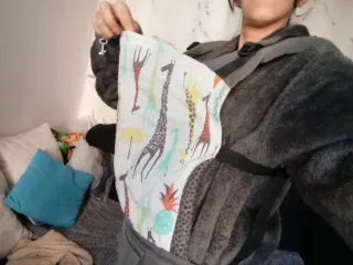 Mochila portabebés con estampado de jirafas