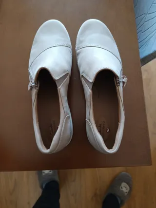 Botín bajo Clarks beige