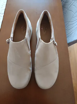 Botín bajo Clarks beige