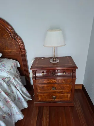 Conjunto 2 mesitas noche madera ,regalo lamparas