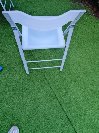 Sillas plegables 2 blancas y 2 negras buen estado