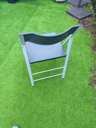 Sillas plegables 2 blancas y 2 negras buen estado