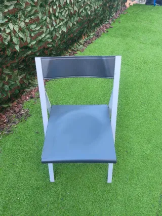 Sillas plegables 2 blancas y 2 negras buen estado