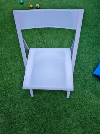 Sillas plegables 2 blancas y 2 negras buen estado