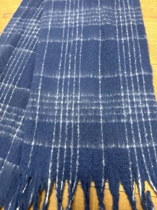 Bufanda de cuadros azul y blanco