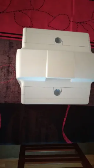 Costurero blanco de plástico