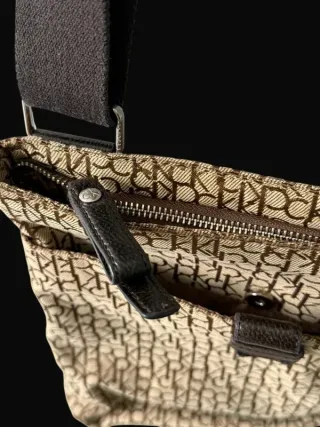 Calvin Klein Bandolera Logo Monogram Camel B00070