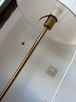 Lámpara de pie IKEA dorada
