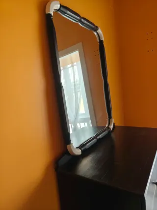 Cómoda negra con espejo