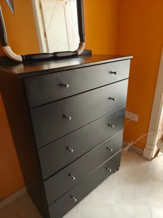 Cómoda negra con espejo