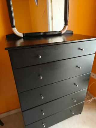 Cómoda negra con espejo
