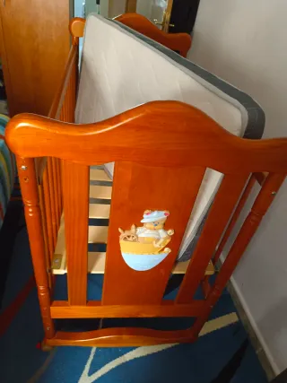 Cuna de madera para bebé