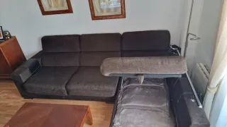 Sofá marrón con chaiselongue