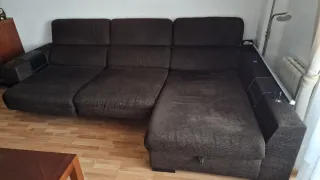 Sofá marrón con chaiselongue