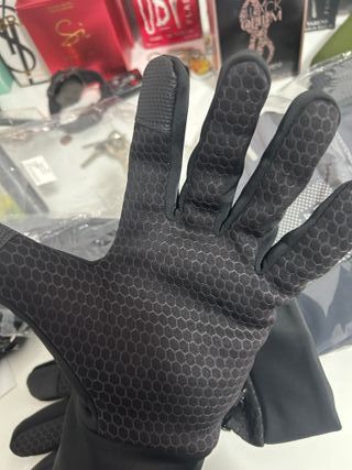 Guantes negros y blancos con puntos