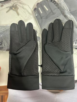 Guantes negros y blancos con puntos