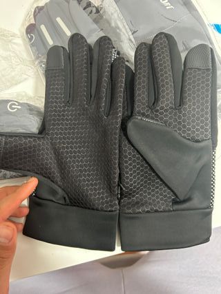 Guantes negros y blancos con puntos