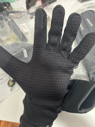 Guantes negros y blancos con puntos