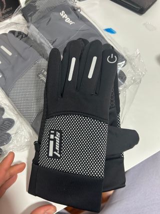 Guantes negros y blancos con puntos