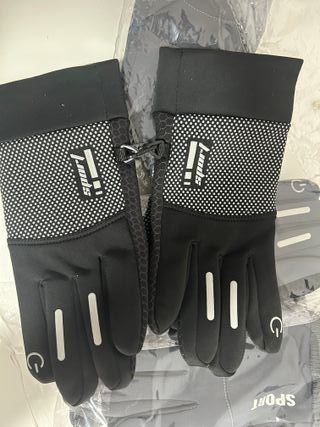Guantes negros y blancos con puntos