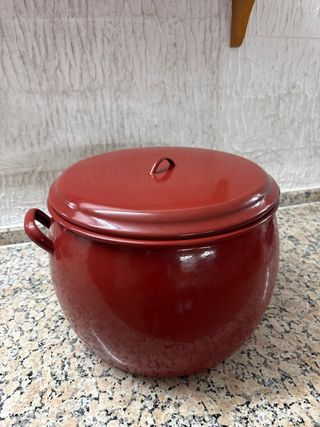 Olla grande roja metálica