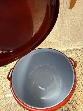 Olla grande roja metálica