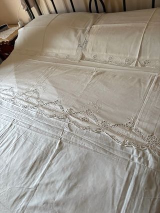 LENZUOLO RICAMATO CoN FEDERE