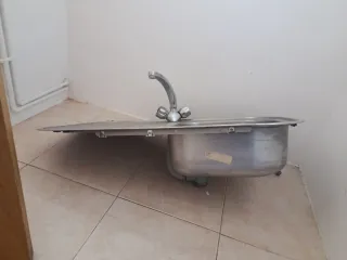 Fregadero de metal plateado