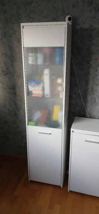 Muebles de salón blancos con mesita de centro.