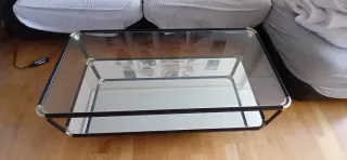 Muebles de salón blancos con mesita de centro.
