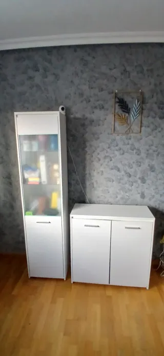 Muebles de salón blancos con mesita de centro.