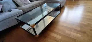 Muebles de salón blancos con mesita de centro.