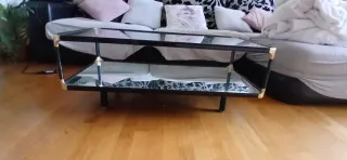 Muebles de salón blancos con mesita de centro.